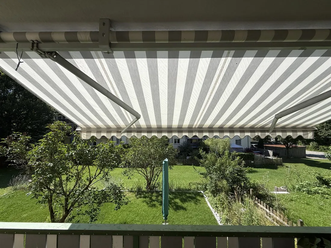 Balkon mit ausgefahrener Markise
