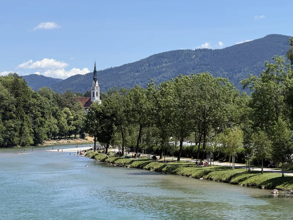 Die Isar bei Bad Tölz im Sommer