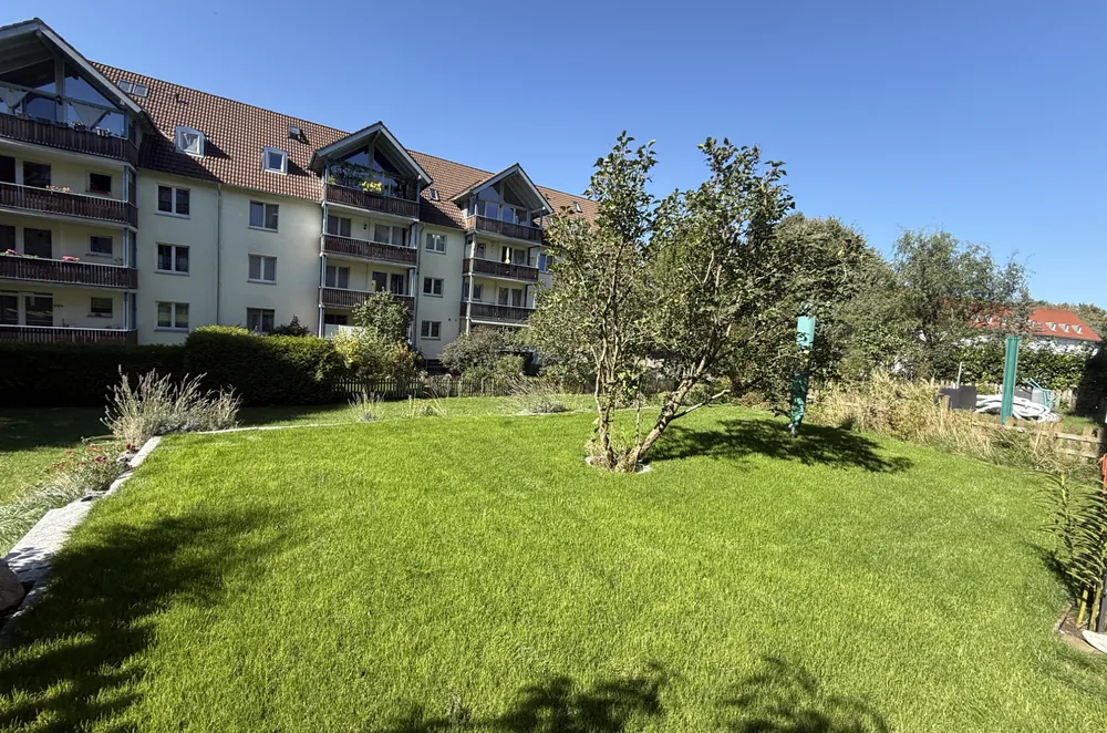 Garten mit Blick auf die Wohnanlage